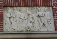 ber dem Portal der Paul-Sillus-Schule